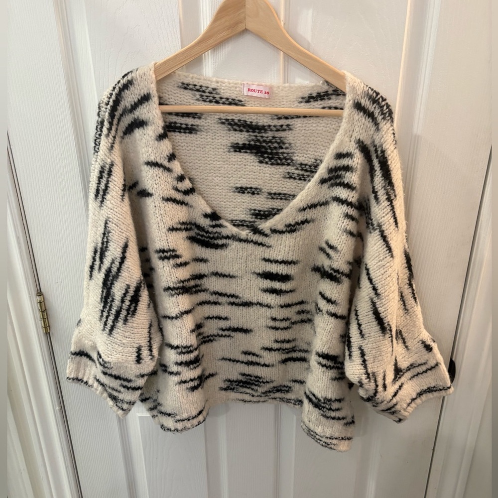 Cozy oversized Knit V-Neck Sweater - Black and White